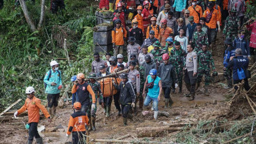 Proses Evakuasi Jenazah Korban Tanah Longsor di Pekalongan