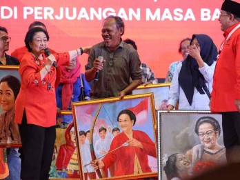 Momen Megawati Dapat Kejutan Ulang Tahun Lukisan dari Kader Saat Bimbingan Teknis PDIP