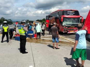 Bus dan Dua MPV Kecelakaan di Tol Semarang-Solo