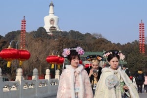 Suasana jelang Imlek di Taman Beihai Beijing