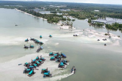 Aktivitas Penambangan Biji Timah Ilegal di Kepulauan Bangka Belitung