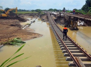 Jalur Rel Kereta Api Km 32+5/7 Kembali Amblas