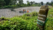 Tumpukan Sampah Penuhi Aliran Sungai Citarum Lama