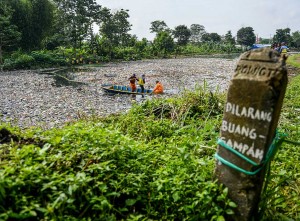 Tumpukan Sampah Penuhi Aliran Sungai Citarum Lama