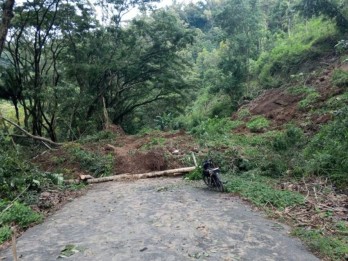 Longsor Terjadi di Jalan Lingkar Waduk Wonorejo