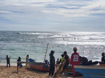 13 Pelajar Mojokerto Terseret Ombak, Tiga Meninggal, Satu Masih Pencarian