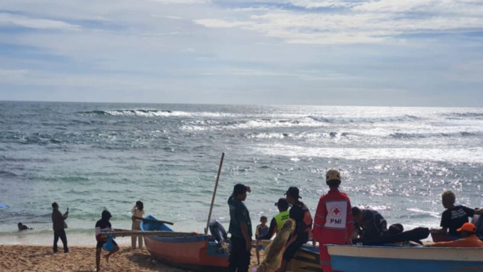 13 Pelajar Mojokerto Terseret Ombak, Tiga Meninggal, Satu Masih Pencarian
