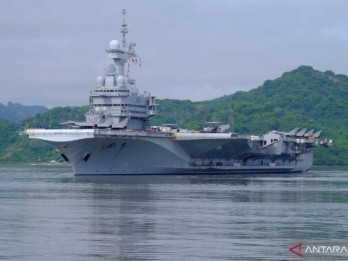 Kapal Perang Prancis Charles de Gaulle (R91) Sandar di Lombok Barat