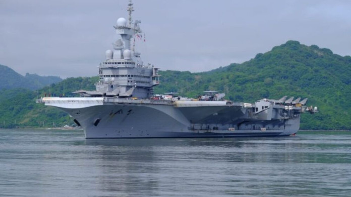 Kapal Perang Prancis Charles de Gaulle (R91) Sandar di Lombok Barat