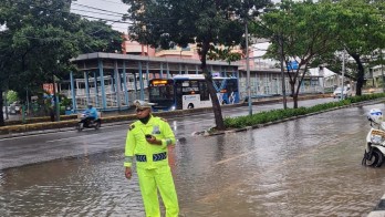 Banjir Rendam Sejumlah Ruas Jalan Jakarta, Termasuk Sekitar Monas