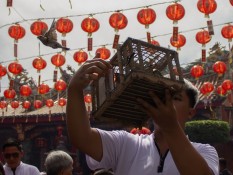 Mengenal Ritual Fang Sheng pada Imlek 2576 di Kelenteng See Hin Kiong Padang