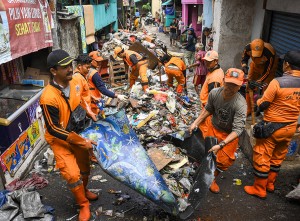 Pengangkutan Sampah Akibat Banjir Di Cengkareng