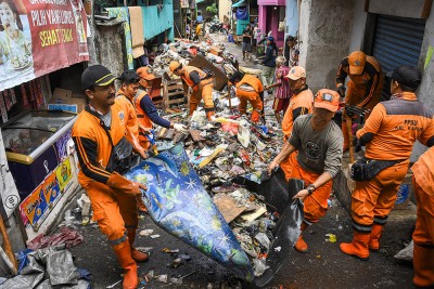 Pengangkutan Sampah Akibat Banjir Di Cengkareng