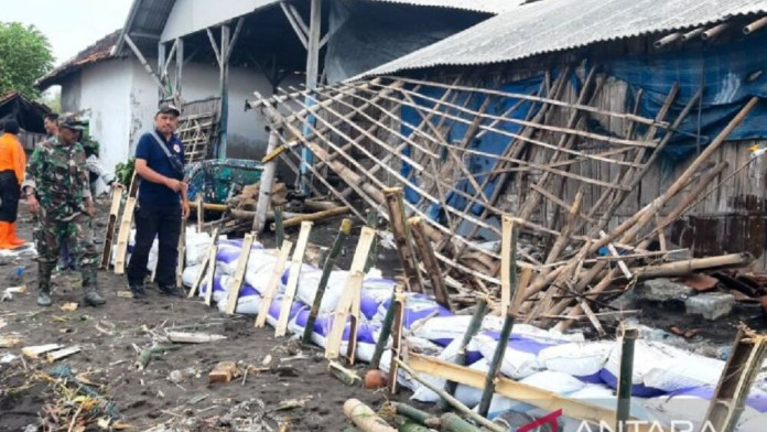 Gelombang Pasang Rusak Sejumlah Rumah di Situbondo