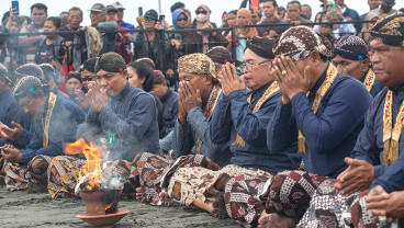 Prosesi Adat Labuhan Pantai Parangkusumo