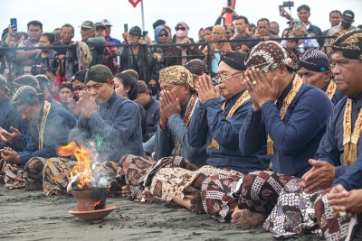 Prosesi Adat Labuhan Pantai Parangkusumo