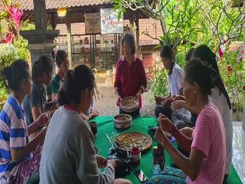 Kelompok Perempuan Ini Berhasil Angkat Citra Desa Berbekal Batok Kelapa