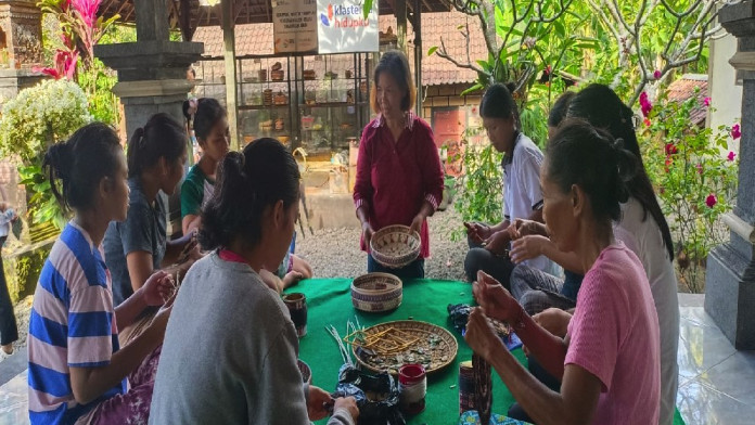 Kelompok Perempuan Ini Berhasil Angkat Citra Desa Berbekal Batok Kelapa