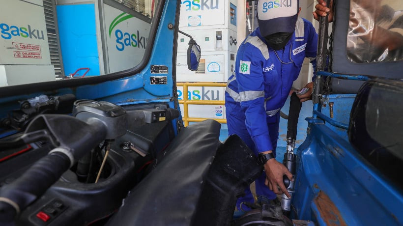 Officers are filling up a gas-powered vehicle. PT Perusahaan Gas Negara (PGAS) has allocated $338 million for capex, most of which will be used to expand its network and add 200,000 new connections in Sumatra and Java. Bisnis/Himawan L. Nugraha.