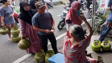 Warga Masih Antre Beli LPG 3 Kg di Pangkalan: Rela Berangkat dari Subuh