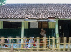 Ruangan SD Negeri di Banten Rusak Parah, Siswa Terpaksa Belajar di Luar Ruangan