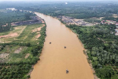 Aktivitas Penambangan Pasir di Sungai Batanghari Jambi