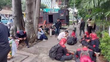 Demo Kelangkaan LPG 3 Kg, Buruh Mulai Padati Kantor Bahlil