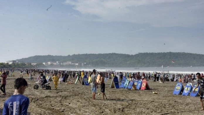 Ombak Besar Pangandaran Seret Wisatawan, 1 Meninggal Dunia