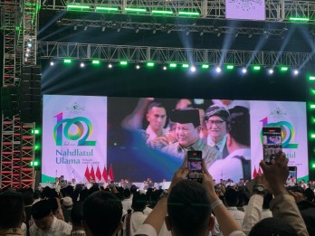 Didampingi Gibran, Prabowo Cium Tangan Ma'ruf Amin saat Harlah NU