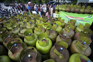 Antrean Panjang Warnai Operasi Pasar Gas Elpiji Subsidi 3 Kilogram di Aceh