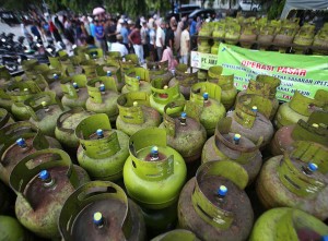 Antrean Panjang Warnai Operasi Pasar Gas Elpiji Subsidi 3 Kilogram di Aceh