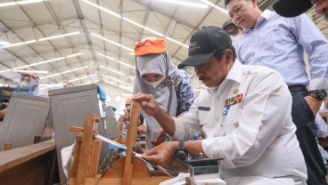 Nana Sudjana Kunjungi Djarum dan Pura Barutama