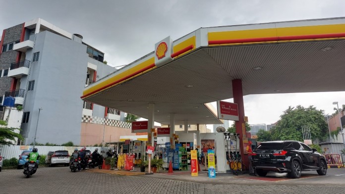 Shell Kembali Jual BBM, Kendaraan Mulai Antre