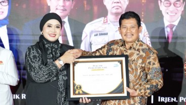 Dirut BPJS Kesehatan Sabet Penghargaan Elshinta Awards 2025