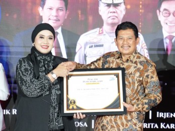 Dirut BPJS Kesehatan Sabet Penghargaan Elshinta Awards 2025