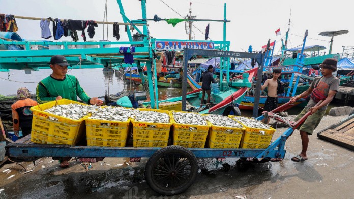 Cuaca Buruk Lumpuhkan Pesisir Garut, Nelayan dan Pedagang Merugi