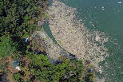 Bendungan Leuwikeris di Ciamis Dipenuhi Tumpukan Sampah