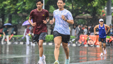 Berolahraga Saat Hujan Di HBKB Jakarta