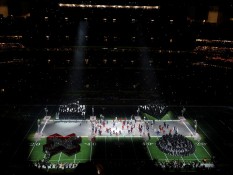 Viral Penyusup di Halftime Show Super Bowl Kibarkan Bendera Palestina