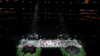 Viral Penyusup di Halftime Show Super Bowl Kibarkan Bendera Palestina