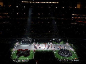 Viral Penyusup di Halftime Show Super Bowl Kibarkan Bendera Palestina