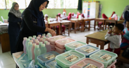 Makan Bergizi Gratis Tetap Jalan saat Ramadan, Makanan Dibawa Pulang Siswa