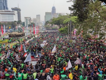 Ratusan Polisi Kawal Demo Ojol di Depan Kemnaker Hari Ini (17/2)