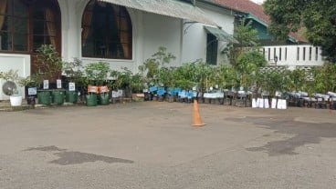 Gedung Negara Sumedang Dipenuhi Bibit Durian hingga Alpukat Tanda Ucapan Selamat