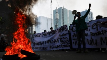 Polisi Dilempari Petasan Hingga Molotov