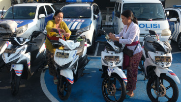 Persembahyangan Kendaraan Dinas dan Senjata Api di Polres Tabanan