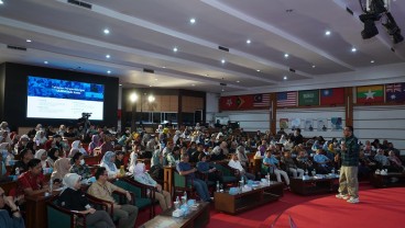 UMKM di Bandung Dilatih Urus Legalitas hingga Optimalkan WhatsApp Business