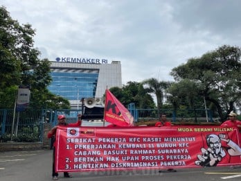 Pekerja KFC Demo di Kemenaker: Tolak PHK & Tuntut Pembayaran Upah