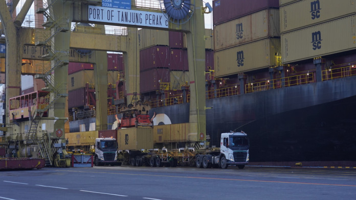 Arus Bongkar Muat di Terminal Petikemas Surabaya Capai 120.857 TEUs