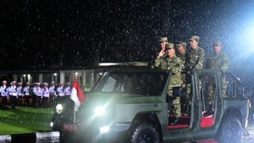 Momen Prabowo, Jokowi, dan SBY Diguyur Hujan Ikuti Parade Senja di Lembah Tidar